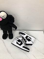 Jordan 1 Mid White Black